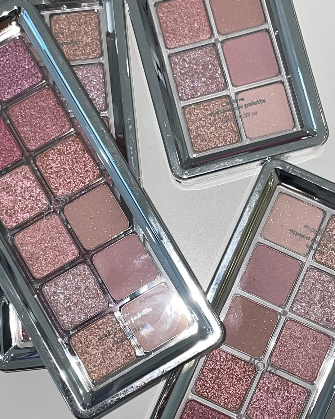 glow anime eyeshadow palette (full moon)